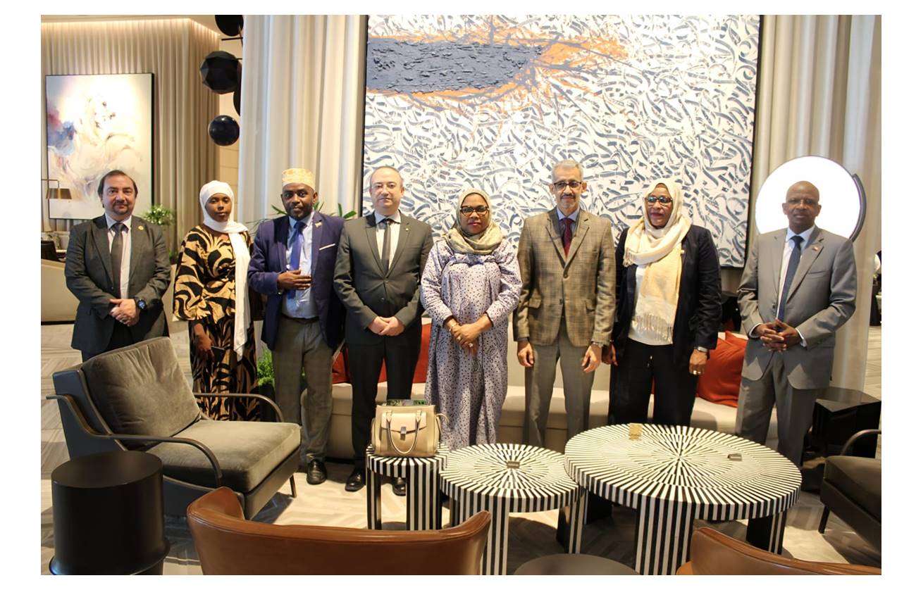 المدير العام للألكسو يلتقي  مع  وزيرتي الثقافة والإعلام لجمهورية القمر المتحدة بدولة الكويت