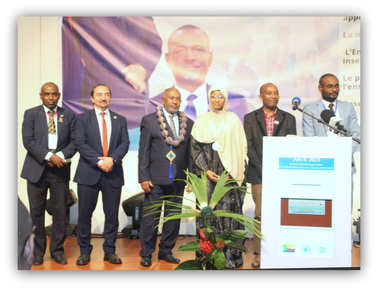 فخامة رئيس جمهورية  القمر المتحدة يكرّم طالبة متفوقة بميدالية الألكسو  في أولمبياد الرياضيات العربي