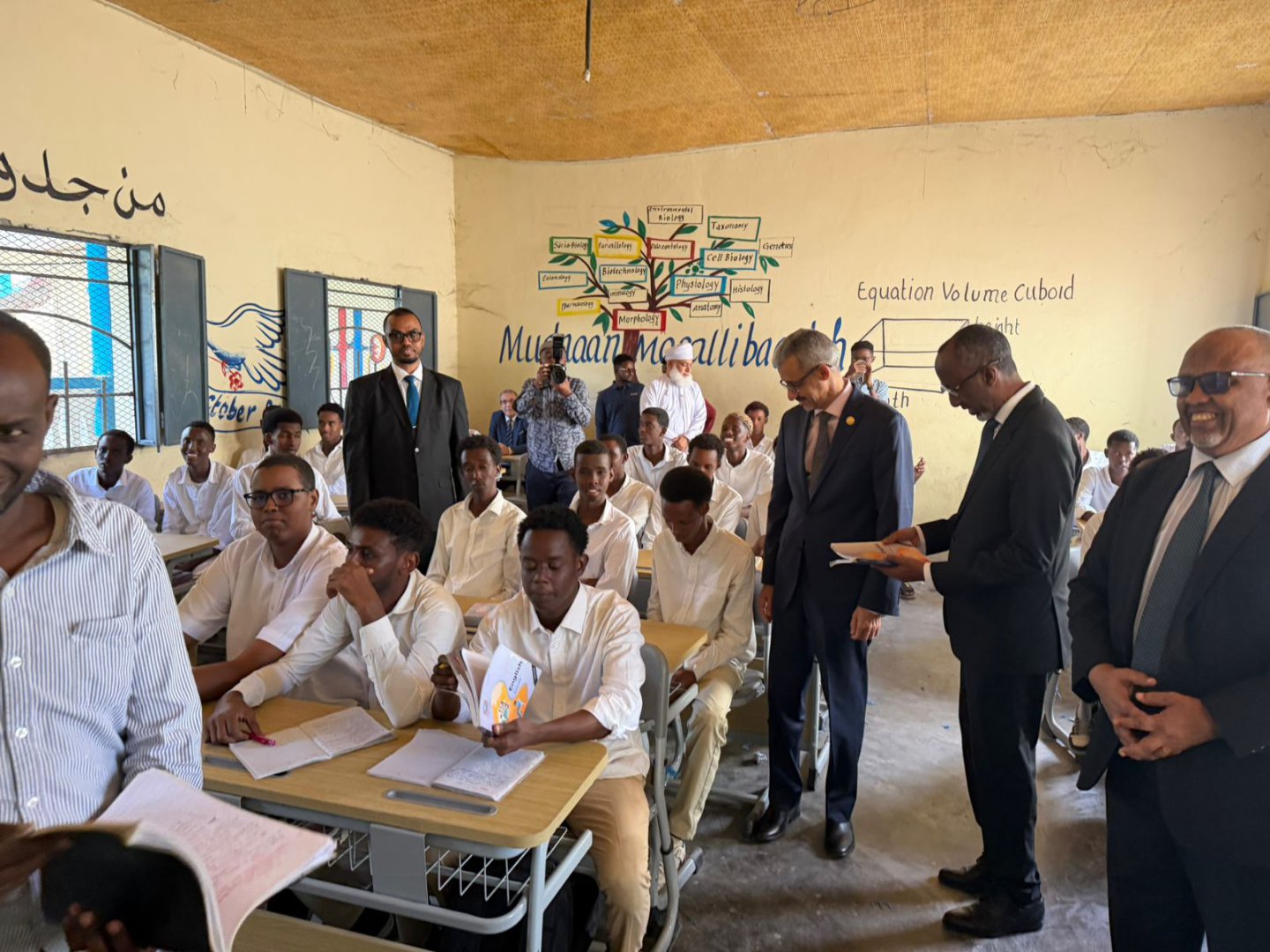 المدير العام للألكسو ووزير التربية والتعليم والثقافة يؤدّيان زيارة ميدانية إلى إحدى مدارس العاصمة مقديشو