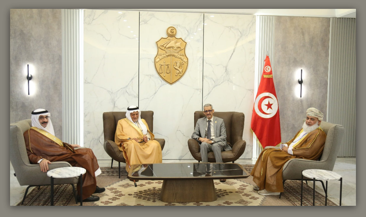 Le Directeur Général de l'ALECSO accueille Son Altesse Royale le Prince Turki Al-Faisal à l'Aéroport International de Tunis-Carthage