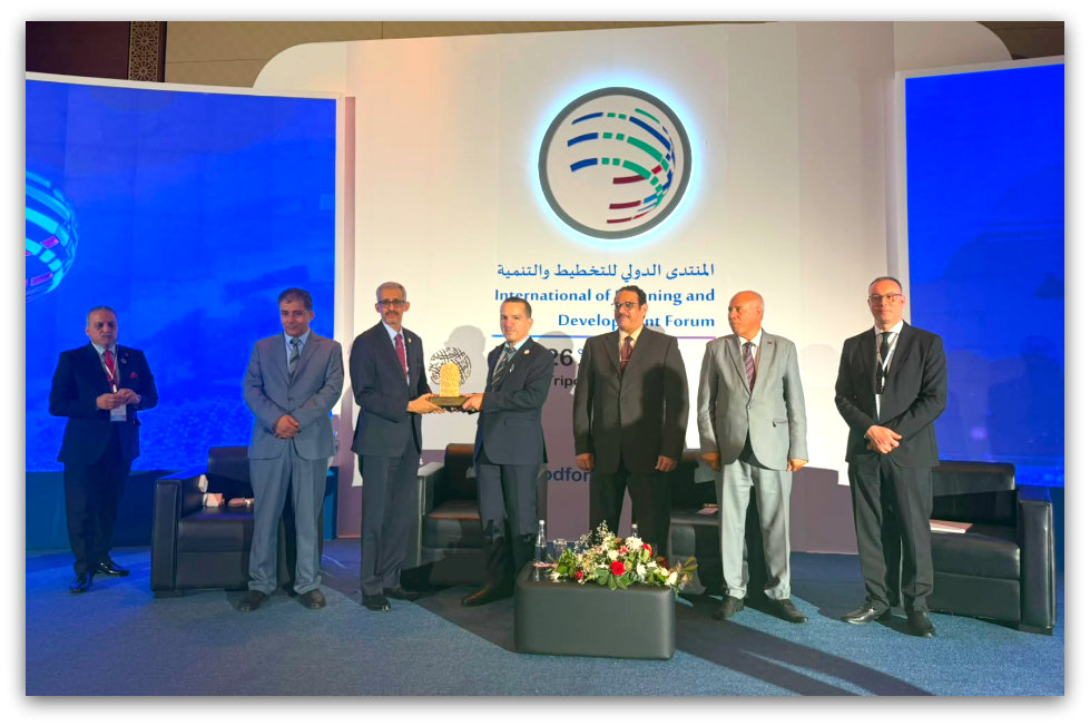 المدير العام للألكسو يسلّم درع المنظمة لوزير التخطيط الليبي