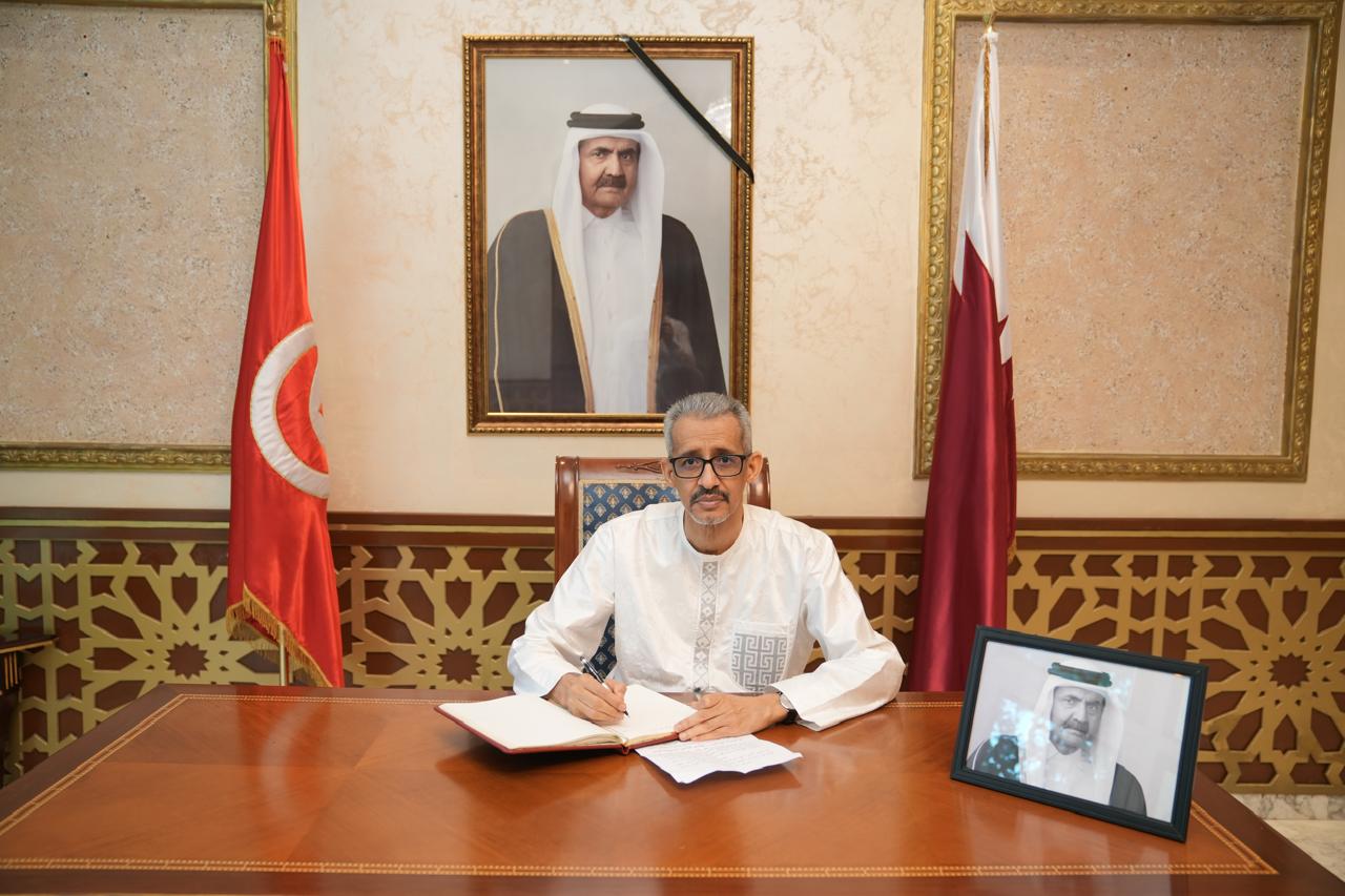 معالي المدير العام للألكسو يدوّن في سجل التعازي بسفارة دولة قطر بتونس