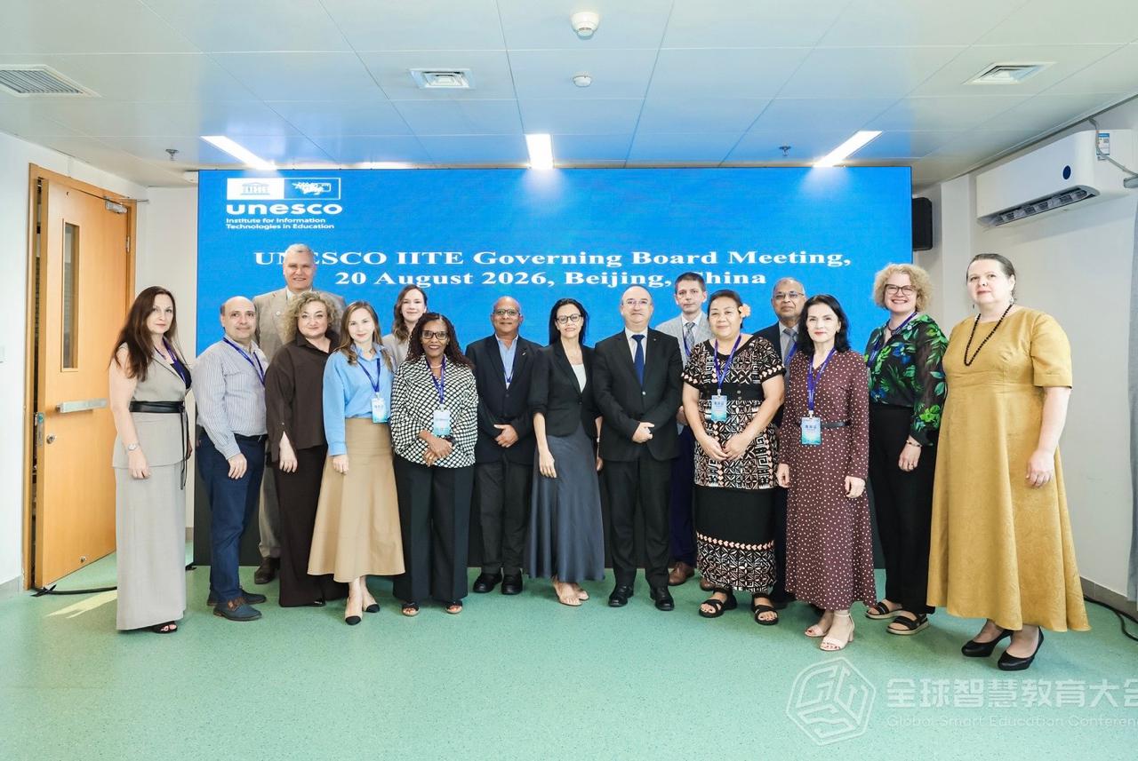 Son Excellence le Directeur général de l'ALECSO félicite le Professeur Mohamed Jemni à l'occasion de son élection à la présidence du conseil d'administration de l'Institut de l'UNESCO pour les technologies de l'information dans l'éducation